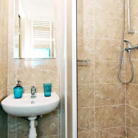 With 2 Bathrooms Praag