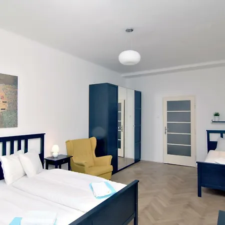 With 2 Bathrooms Praag