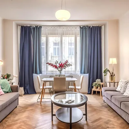 With 2 Bathrooms - 9 Min Walk To Old Town Square 아파트