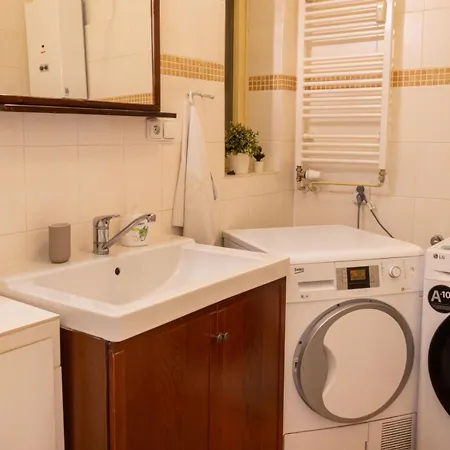 With 2 Bathrooms - 9 Min Walk To Old Town Square 아파트