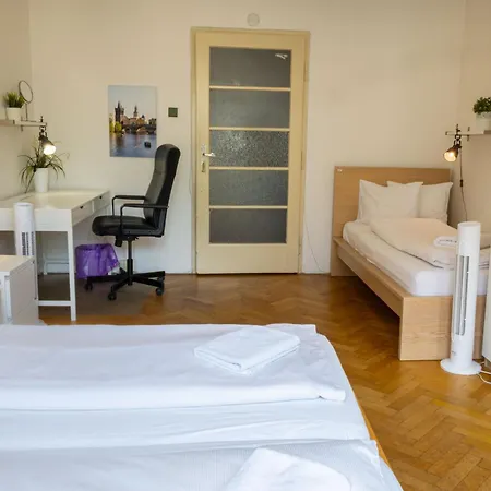 With 2 Bathrooms - 9 Min Walk To Old Town Square 아파트