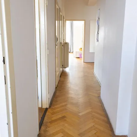 With 2 Bathrooms - 9 Min Walk To Old Town Square