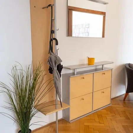 With 2 Bathrooms - 9 Min Walk To Old Town Square 아파트