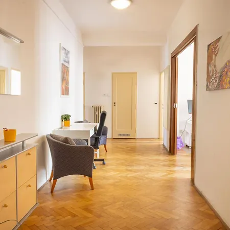 With 2 Bathrooms - 9 Min Walk To Old Town Square * 프라하