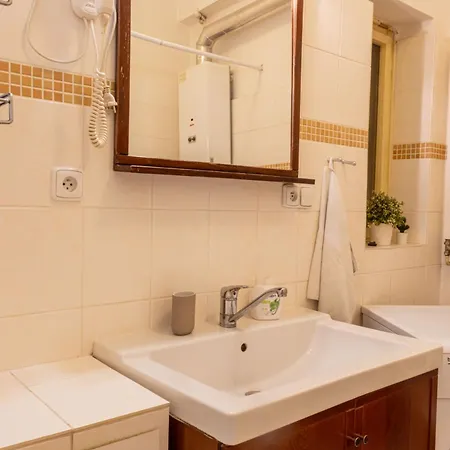 With 2 Bathrooms - 9 Min Walk To Old Town Square