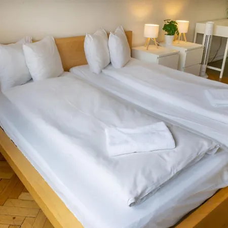 With 2 Bathrooms - 9 Min Walk To Old Town Square *