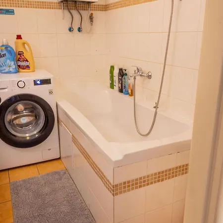 With 2 Bathrooms - 9 Min Walk To Old Town Square