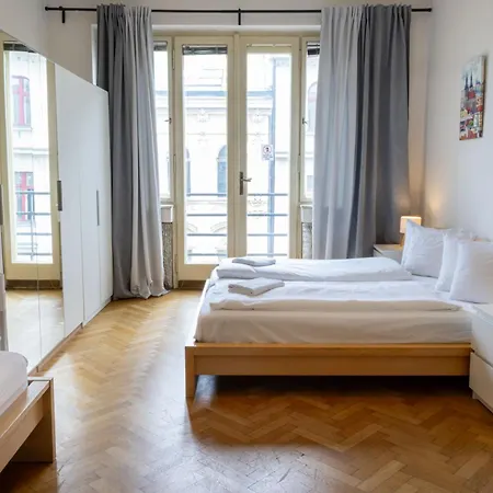 With 2 Bathrooms - 9 Min Walk To Old Town Square 아파트