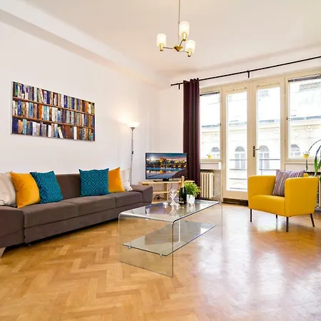 With 2 Bathrooms - 9 Min Walk To Old Town Square
